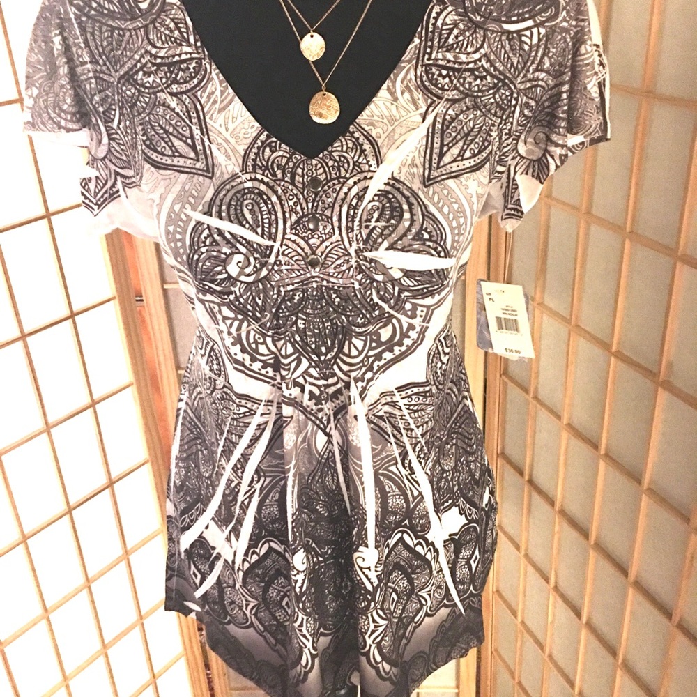 NWT Unity world wear-Gray,wt design top. Sz PL